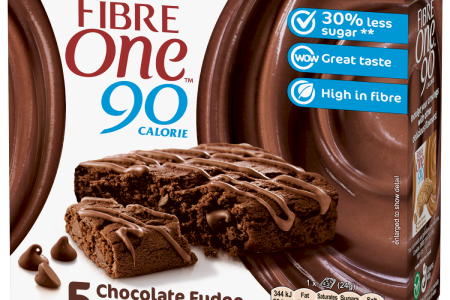 A box of 5 Fibre One 90 Calorie chocolate fudge brownies.