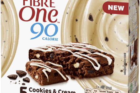 A box of 5 Fibre One 90 Calorie cookies and cream drizzle squares.