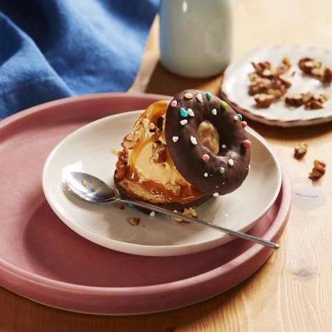 A Salted Caramel Cream Doughnut Sandwich, made with Fibre One™ 90 Calorie Chocolate Flavour Doughnut, on a white and pink plates